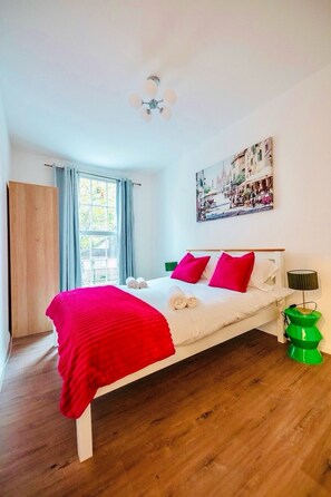 5 habitaciones, tabla de planchar con plancha, wifi y ropa de cama 