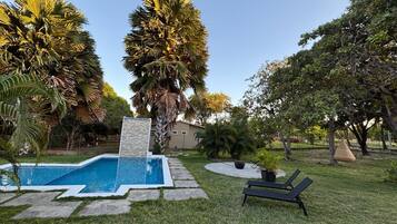 Una piscina al aire libre