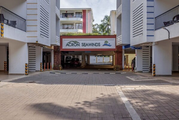 Entrada de un edificio con un letrero que dice 'Acron Seawinds'.