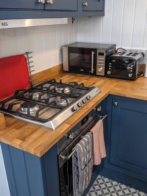 Refrigerador, horno, parrilla de estufa y cafetera y tetera 