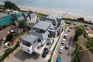 Exterior - Balcony Seaview 2 bedroom luxury apartment. Coastal Retreat. 1 min walk to beach (Shanklin)