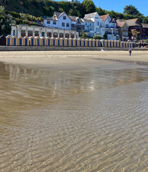 On the beach, beach towels - Balcony Seaview 2 bedroom luxury apartment. Coastal Retreat. 1 min walk to beach (Shanklin)
