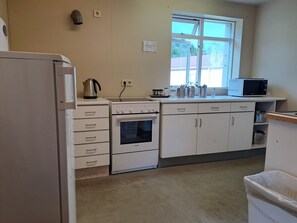 Refrigerador, microondas, tostadora, utensilios de cocina