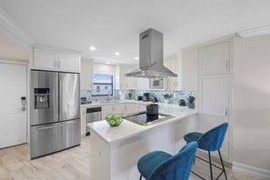 Réfrigérateur, four à micro-ondes, un four, surface de cuisson