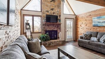 House, 4 Bedrooms | Living area | Smart TV