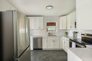 Casa, 4 habitaciones | Cocina privada | Refrigerador, horno y cafetera y tetera