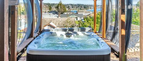 House, 4 Bedrooms | Outdoor spa tub