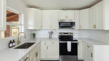 Rumah, 4 kamar tidur | Dapur pribadi | Lemari es dan oven