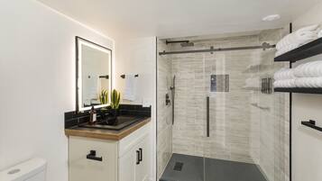 House, 4 Bedrooms | Bathroom | Towels, shampoo