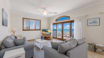 House, 3 Bedrooms | Living area | DVD player