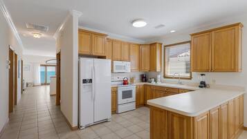 House, 3 Bedrooms | Private kitchen | Fridge, oven, stovetop, coffee/tea maker