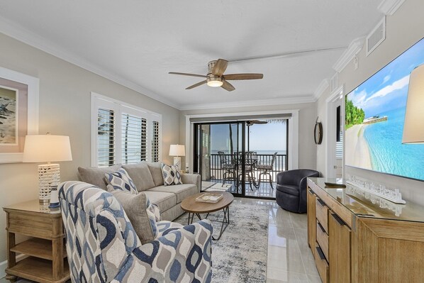 콘도, 침실 2개 | 거실 공간 | 스마트 TV