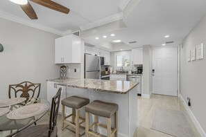 コンドミニアム 2 ベッドルーム | 専用キッチン | 冷蔵庫、オーブン、コーヒー / ティーメーカー、トースター