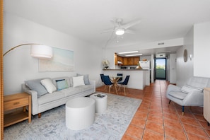Condo, 2 quartos | Área de estar