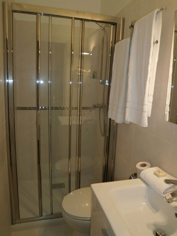 Hair dryer, towels, soap, toilet paper - Cosy room (Cannes)