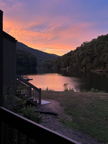Stylish waterfront 2 bedroom condo in Rumbling Bald at Lake Lure