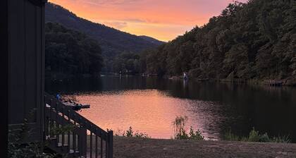 Stylish waterfront 2 bedroom condo in Rumbling Bald at Lake Lure