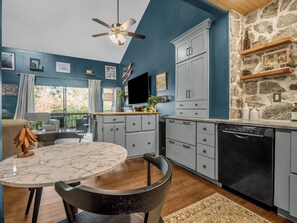 Jääkaappi, mikroaaltouuni, uuni, liesi