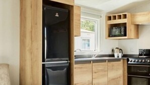 Fridge, microwave, toaster, cookware/dishes/utensils - Billing Aquadrome Silver 2 Bed Caravan CP42 (Northampton)