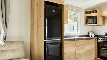 Fridge, microwave, toaster, cookware/dishes/utensils