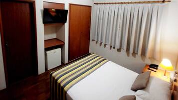 Habitació doble econòmica, vistes a la ciutat | Espai de treball apte per a portàtils i wifi gratuïta