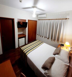 Economy-Doppelzimmer, Stadtblick | Laptopgeeigneter Arbeitsplatz, kostenloses WLAN