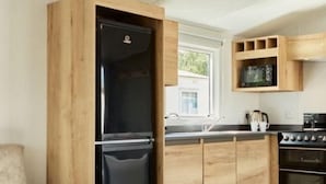Fridge, microwave, toaster - Billing Aquadrome Silver 3 Bed Caravan  HF37 (Northampton)