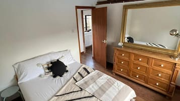 2 bedrooms, iron/ironing board, travel cot, WiFi