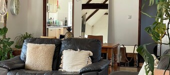 Cozy converted millking barn in the weald of Kent, 50mins from Central London