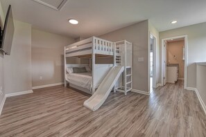 5 bedrooms, iron/ironing board, WiFi, bed sheets - The Big Time - Custom Home One Block From the Beach with Private Pool (Surfside Beach)