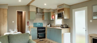 Billing Aquadrome Silver 3 Bed Caravan KM35