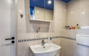 Shower, hair dryer, soap, toilet paper - Great accommodation in Stralsund with WLAN (Stralsund)