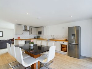 Microwave, oven, stovetop, dishwasher - A tranquil farm stay in the Weald of Kent, 50mins from central London via PT. (Great Chart)