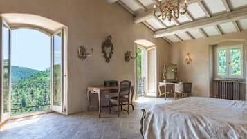 4 makuuhuonetta, työpöytä, silitysrauta/-lauta, vauvan matkasänky