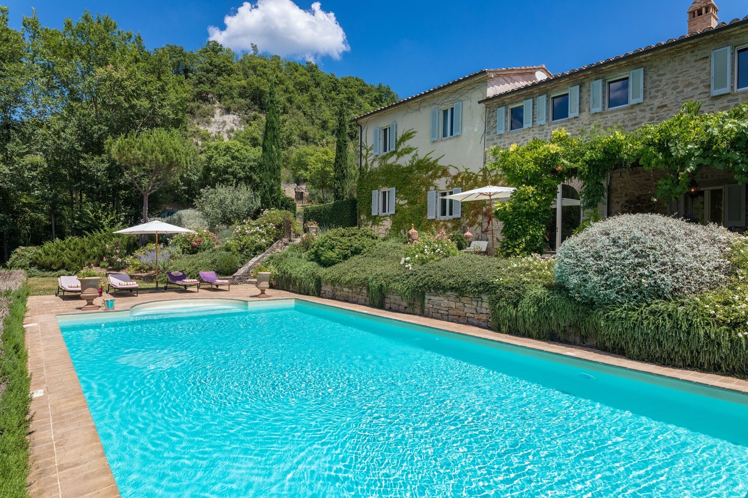Una piscina al aire libre, una piscina climatizada
