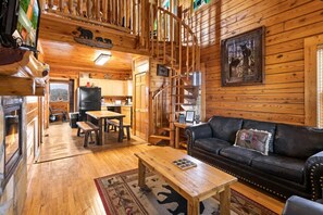 TV, fireplace - Mama Bear Paw w/ private hot tub, two pools (Pigeon Forge)