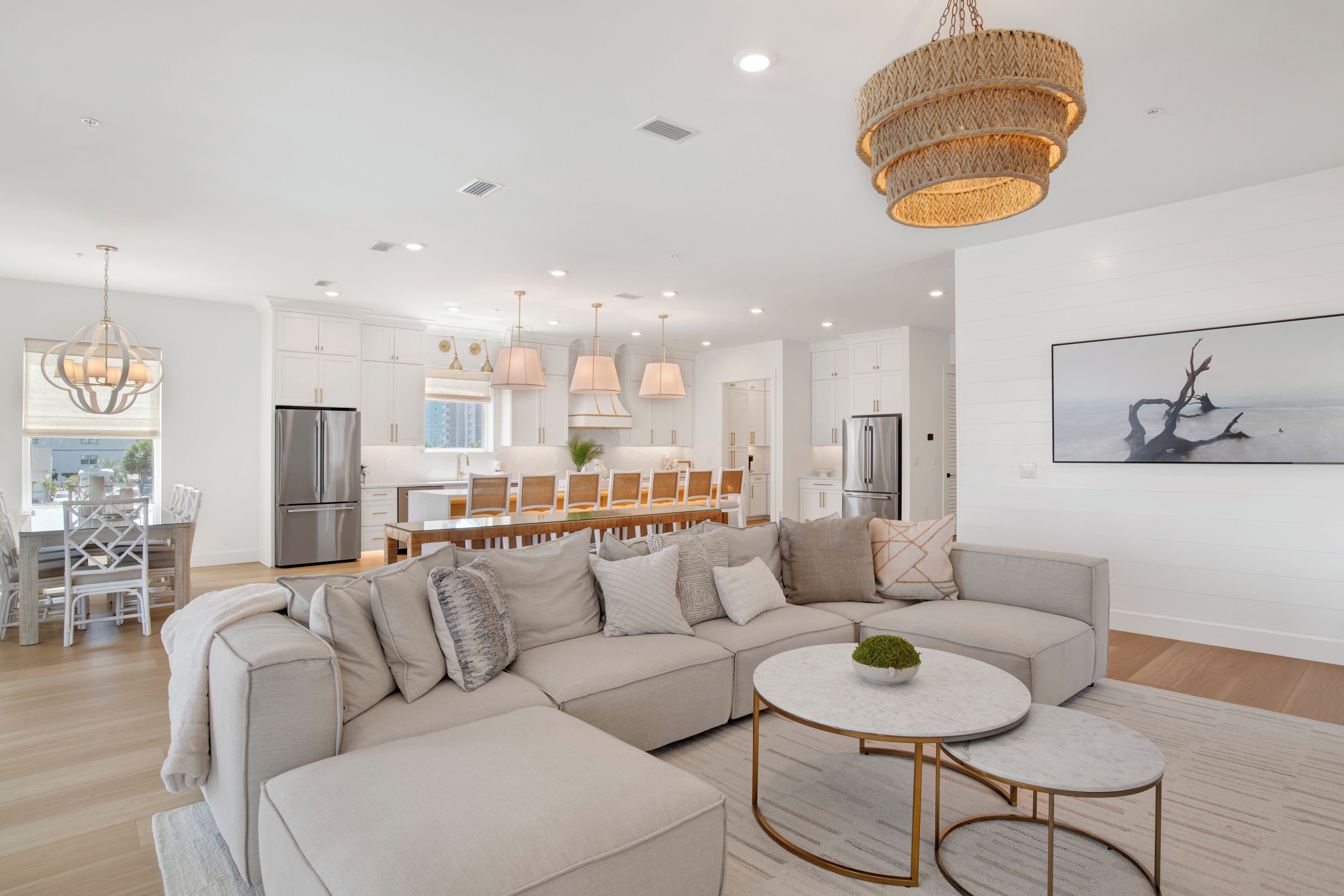 Een smart-tv, een tafeltennistafel en boeken