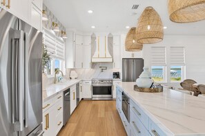 Refrigerador, microondas, horno, lavavajillas