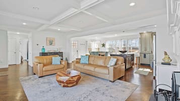 Televisión, chimenea y oficina