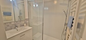 Shower, hair dryer, towels, soap - Quiet apartment, sleeps 4, garden-wi-fi parking (Venelles)