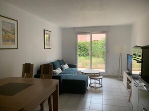 Living area - Quiet apartment, sleeps 4, garden-wi-fi parking (Venelles)