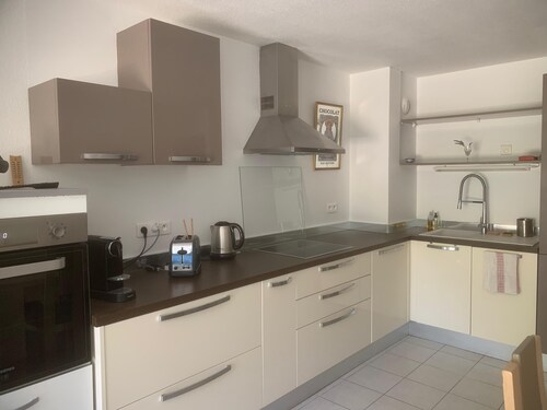 Quiet apartment, sleeps 4, garden-wi-fi parking