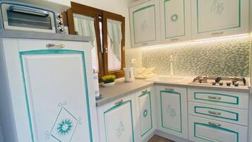 Vila, pemandangan laut | Dapur pribadi | Lemari es besar, microwave, oven, dan kompor
