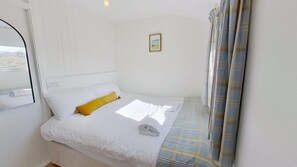 2 bedrooms, iron/ironing board, Internet, bed sheets