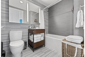 Een haardroger, handdoeken, zeep, toiletpapier
