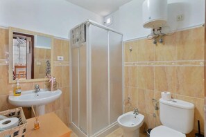 Shower, towels, toilet paper - 2 Bed Island Retreat-sleeps 4-5 Min Walk To Beach (Santa Cruz de la Palma)