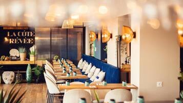 Petit déjeuner, déjeuner et dßner servis sur place, vue sur la plage