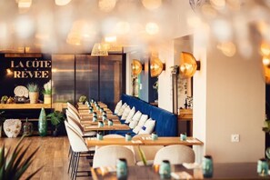 Frukost och lunch serveras, med utsikt mot stranden 