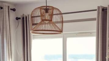 Dobbeltrom, balkong, sjøutsikt | Blendingsgardiner, wi-fi (inkludert) og sengetøy