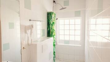 Doppelzimmer, Balkon, Meerblick | Badezimmer